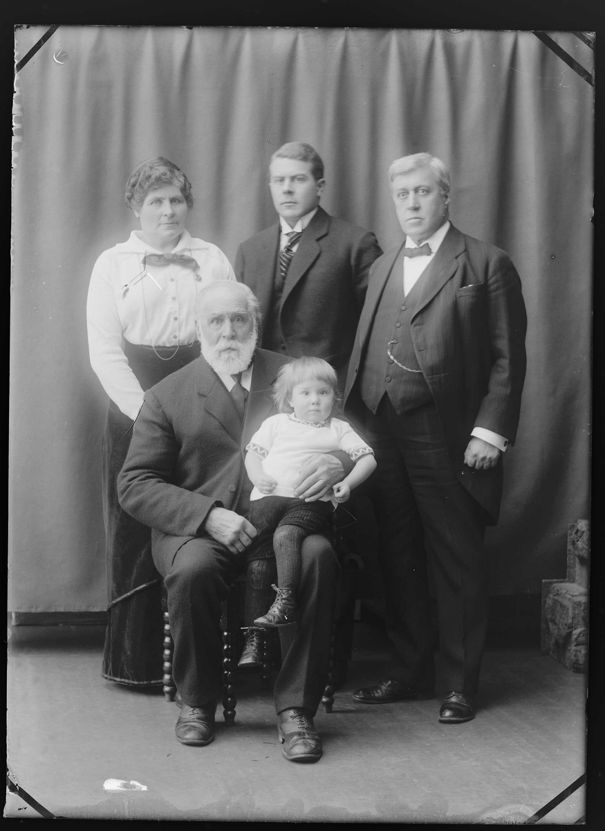 Gruppeportrett av familie på fem med fire generasjoner