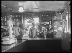 Betjening i butikklokalene hos Johan Selboe på Flanderborg, 