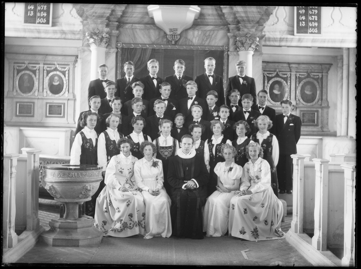 Konfirmanter i Røros kirke 1952