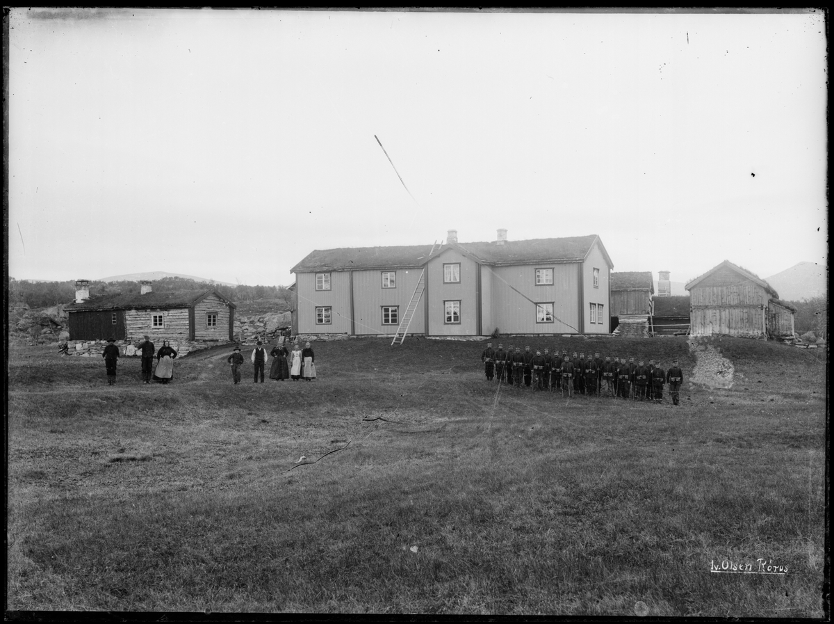 Grensevakt ved Vauldalen 1905. Sivile og soldater foran gårdsanlegg