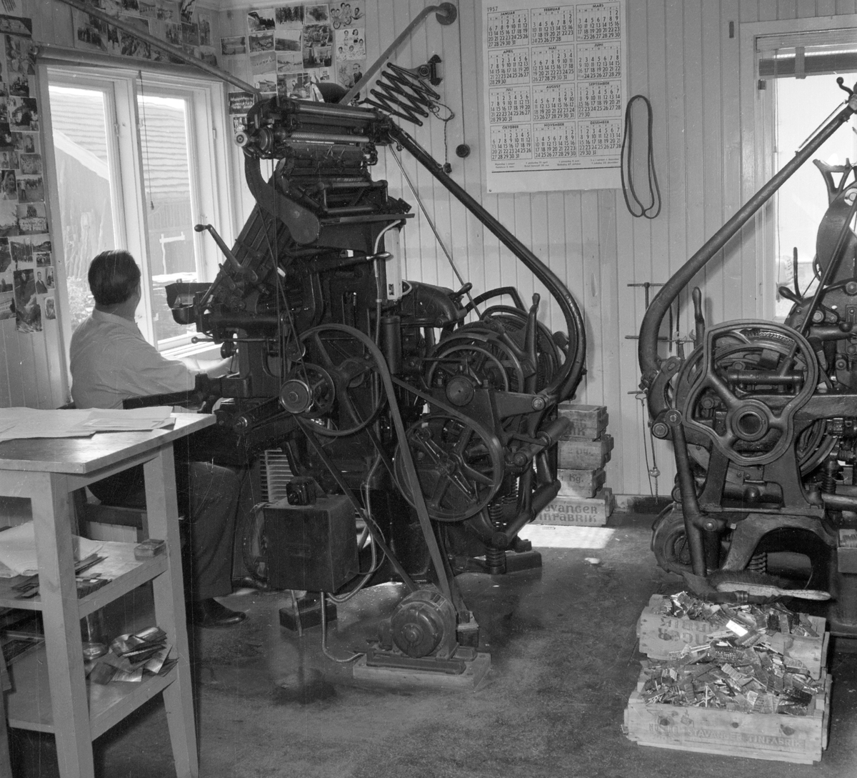 Ringsaker Blads trykkeri i Moelv. 1955. Innehaver av avisa Thorolf Larsen ved settemaskina. 
