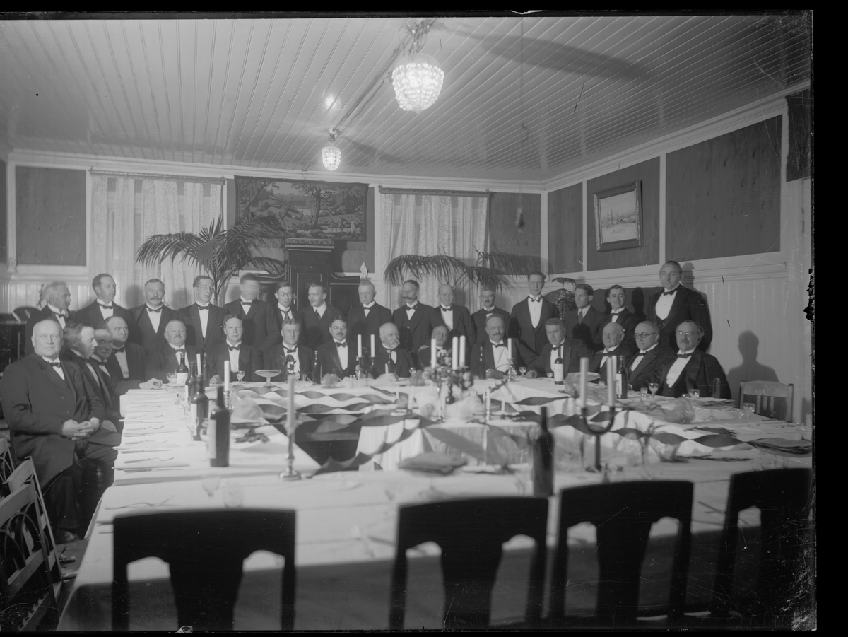 Avskjedsfest for Torfinn Natrud i bridgeklubben Blott til Lyst, Røros desember 1927
