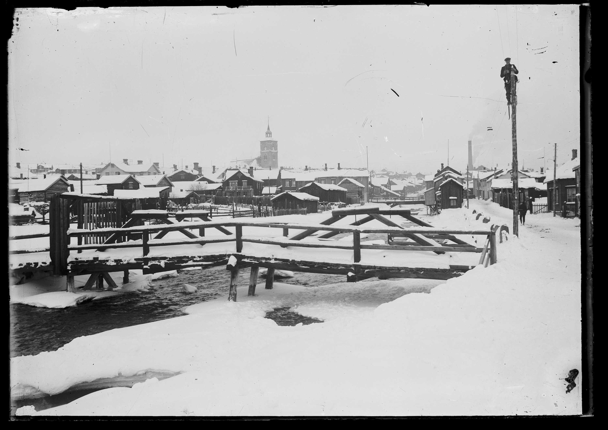 Røros sentrum sett fra sør, fra Øra. Kvennhusbrua i forgrunnen.