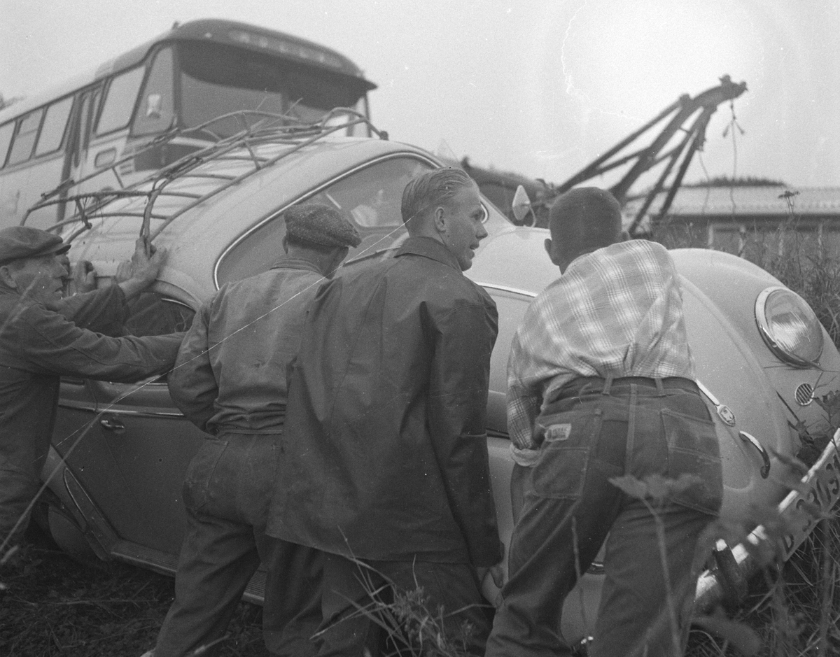 Bilulykke, utforkjøring på Ring? 1962. Volkswagen, Folkevogn, "Boble" Bilen hjelpes på hjula av frivillige. 
