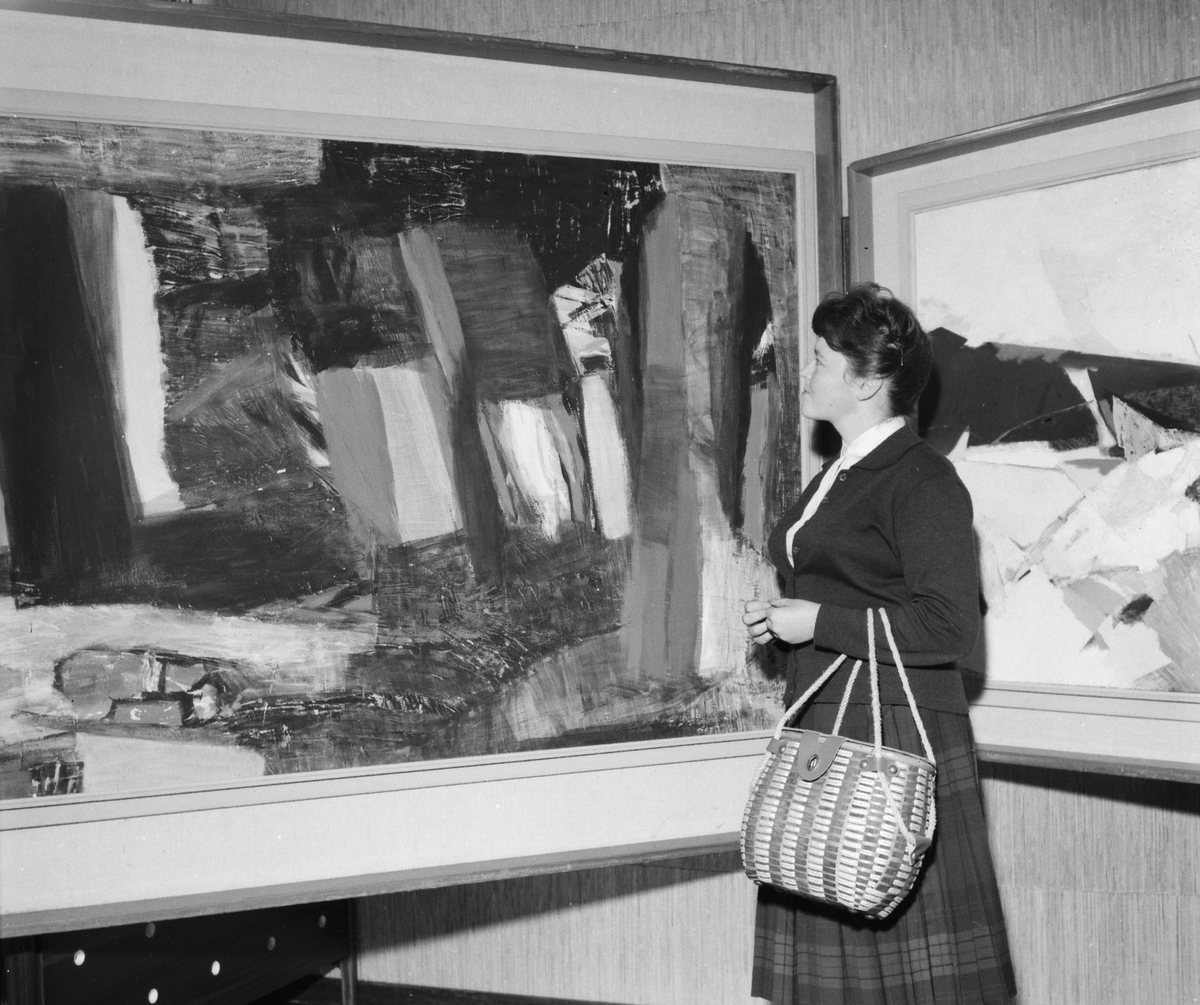 Maleriutstilling, kunstutstilling, Moelv? 1962. Ukjent kvinne ser på maleri. 