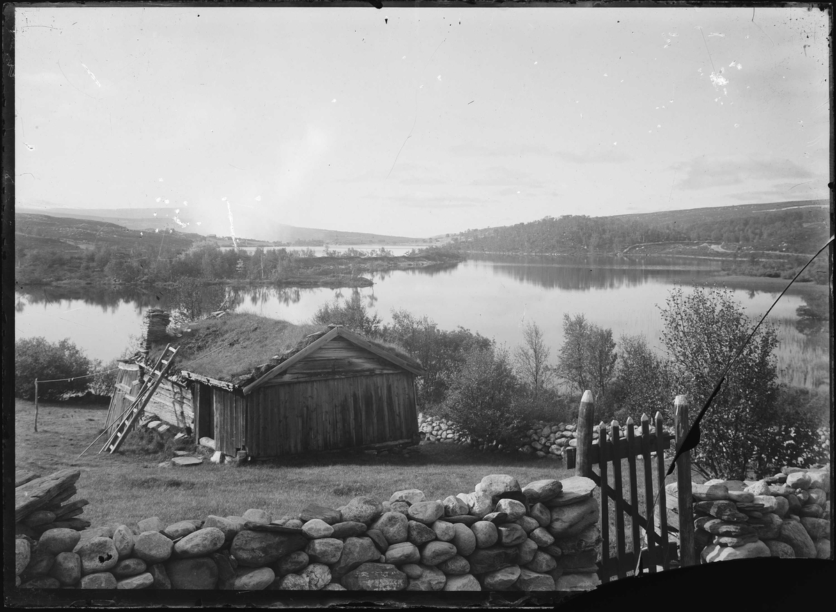 Seterhus på voll ved nordsida av Hittersjøen på Røros