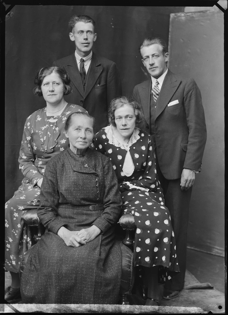 Ingeborg Anna Stuedal med familie fotografert i 1936