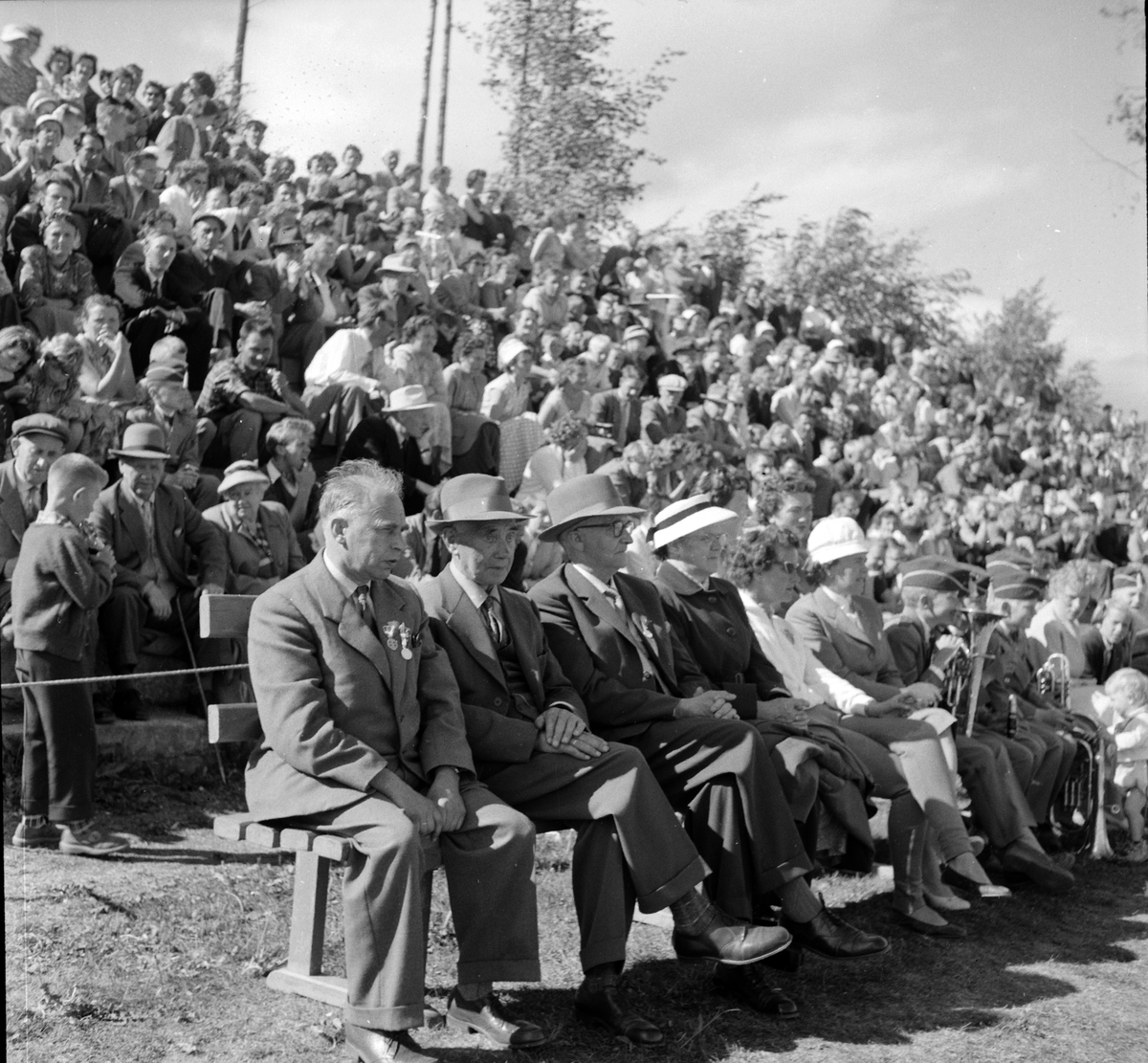 Turnstevne i Idrettsparken i Moelv i 1959. Publikum, tribune. 