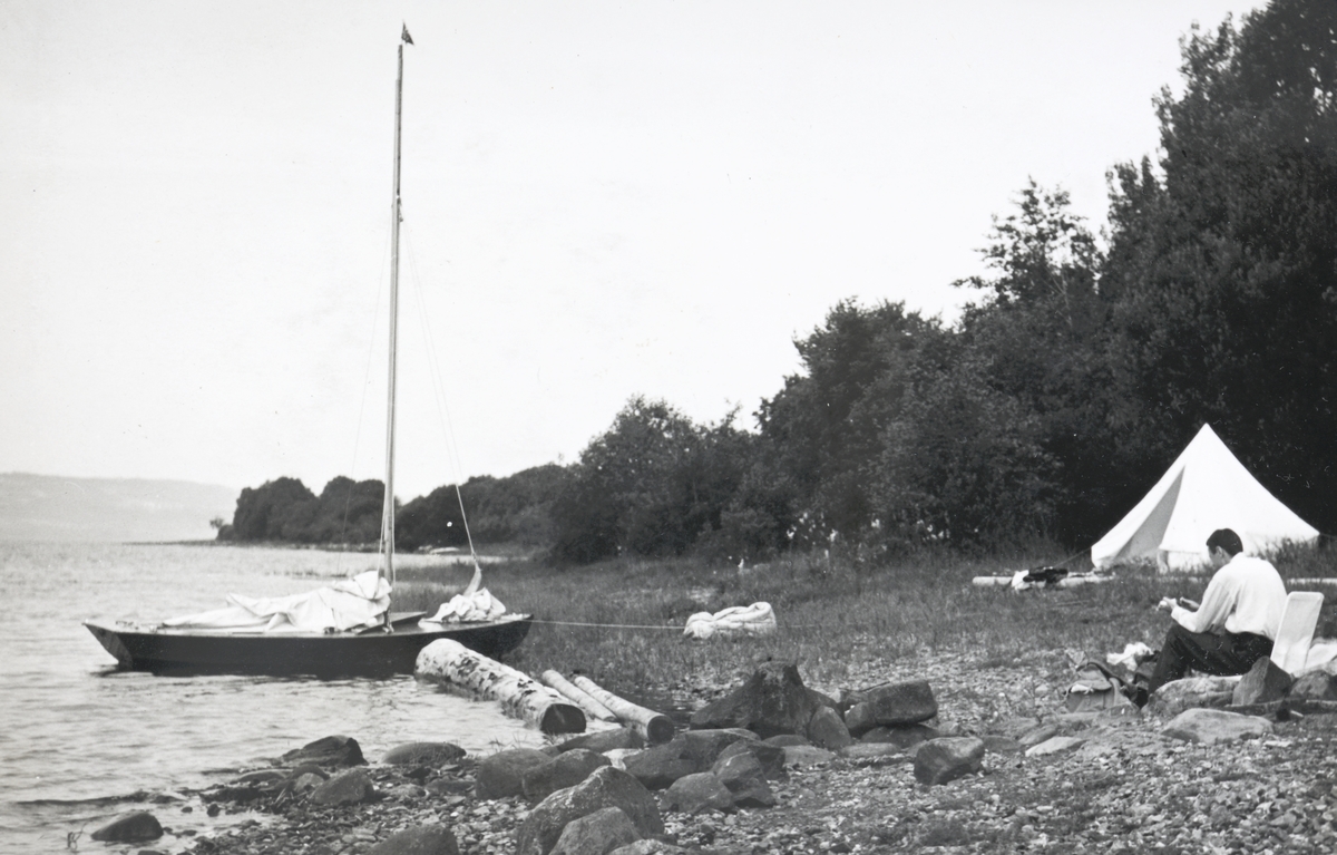 Camping, telttur langs Mjøsa Nes H. Seilbåt, telt. Alex Lyche og hans første seilbåt, snipe, "Kløver ll"