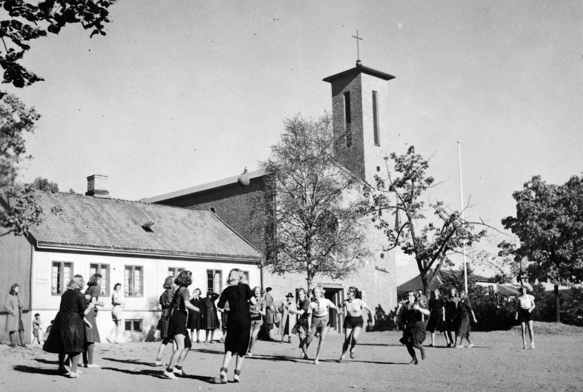 Hamar Katedralskole, gymtime, jenter, skoleelever kaster håndball på skoleplassen. 02. 10. 1939