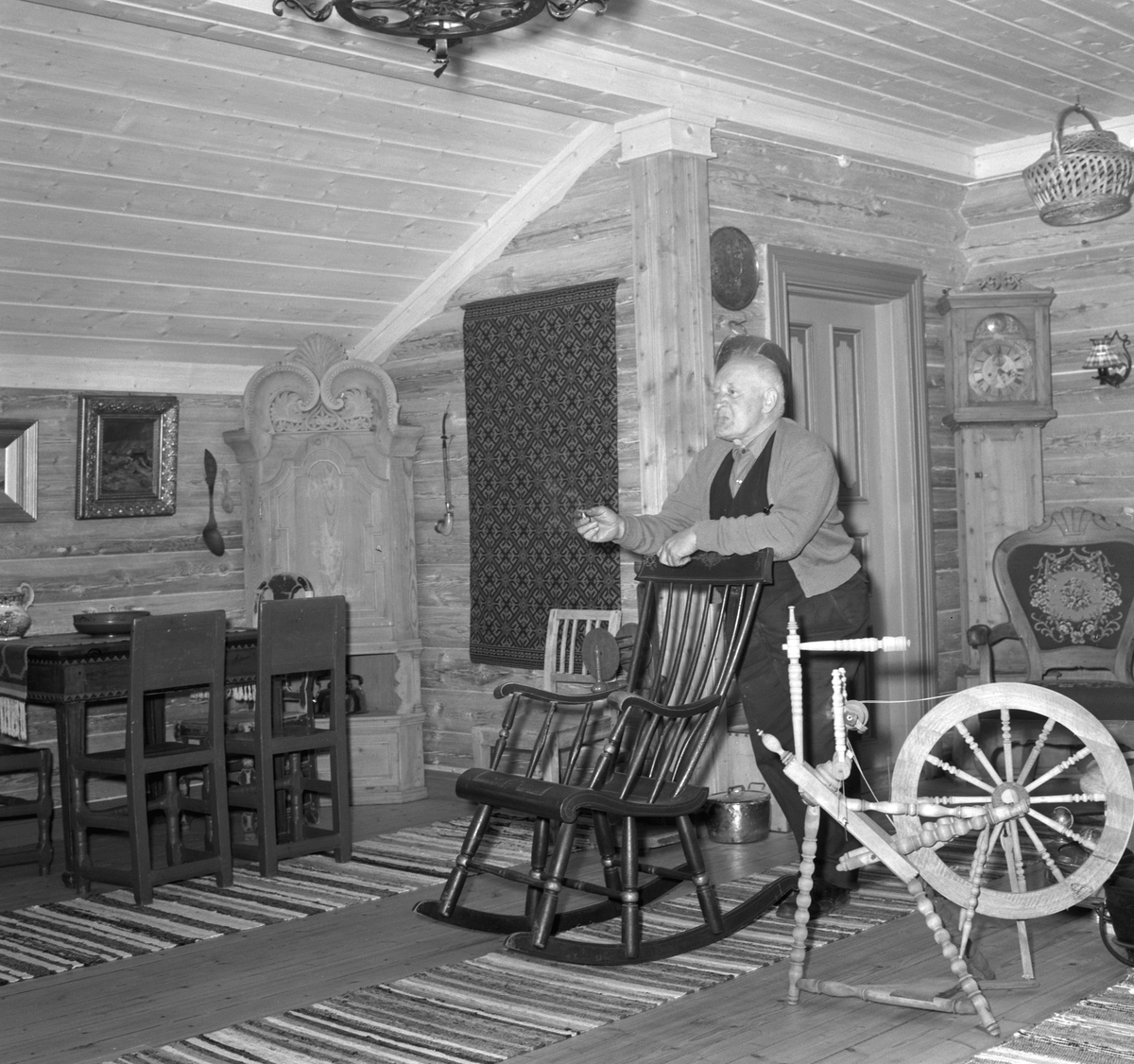 Stein gård, interiør, Ringsaker. Ukjent mann. 