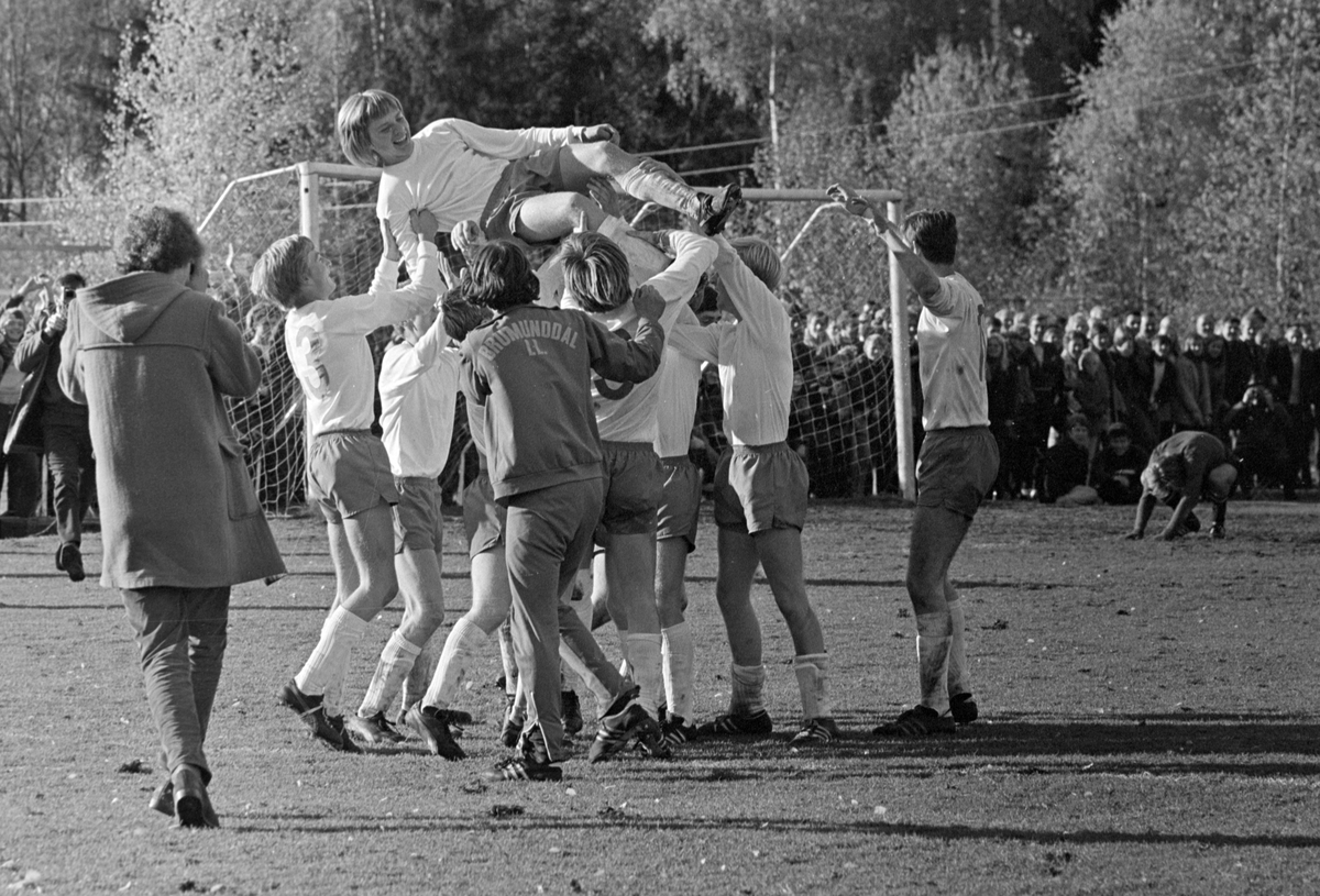 NM Fotball Sveum. Brumunddal. Norgesmesterskapet. Juniorfinalen 11. 10. 1970.  Brumunddal IL -Viking, Stavanger. 2-1. e. e. o.  Knut "Santos" Simensen har scoret seiersmålet og løftes på gullstol av lagkamerater. Scoringsjubel. 