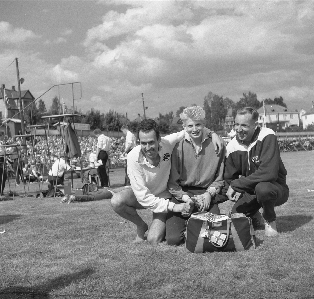 Norgesmesterskapet i friidrett, Hamar stadion 14.08-16.08. 1959. Høydehopp, medaljevinnere. F.v. Gunnar Husby, Norgesmester Hans Eikeland, Bjørn Thorkildsen. Alle hoppet 1,98. Eikeland hadde færrest riv. Husby og Thorkildsen delte 2. plassen
BOKA PÅ ET HUNDNREDELS SEKUND, LØTEN OG OMEGN 1957 - 1964 I ORD OG BILDER AV HELGE REISTAD S. 140.