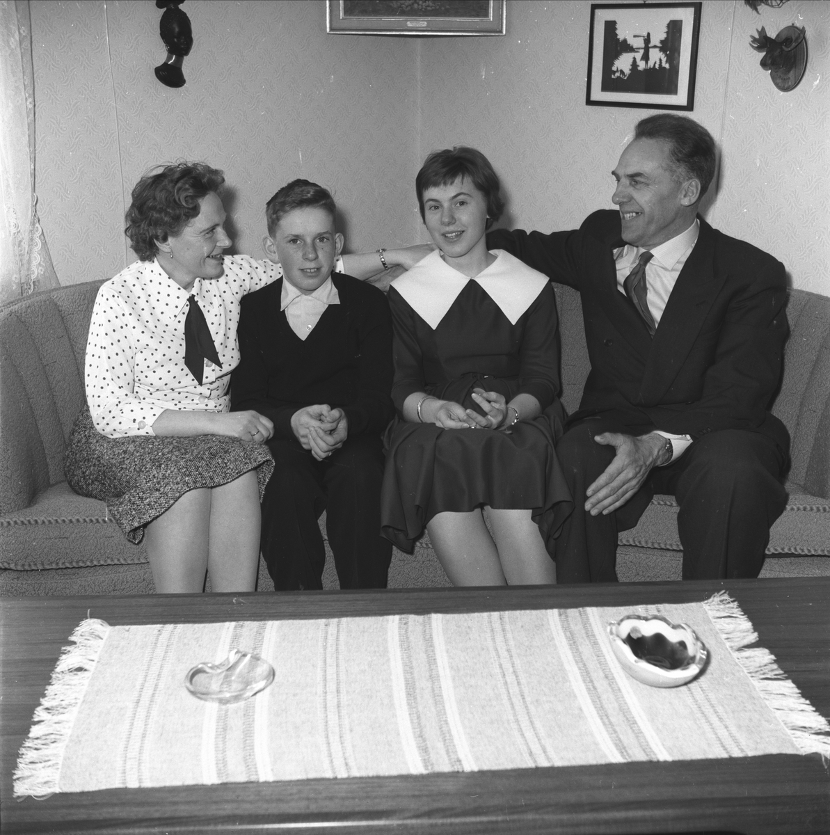 BILDER AV STASJONSMESTERENS FAMILIE OG GJESTER PÅ LØTEN 16-4-1960. 