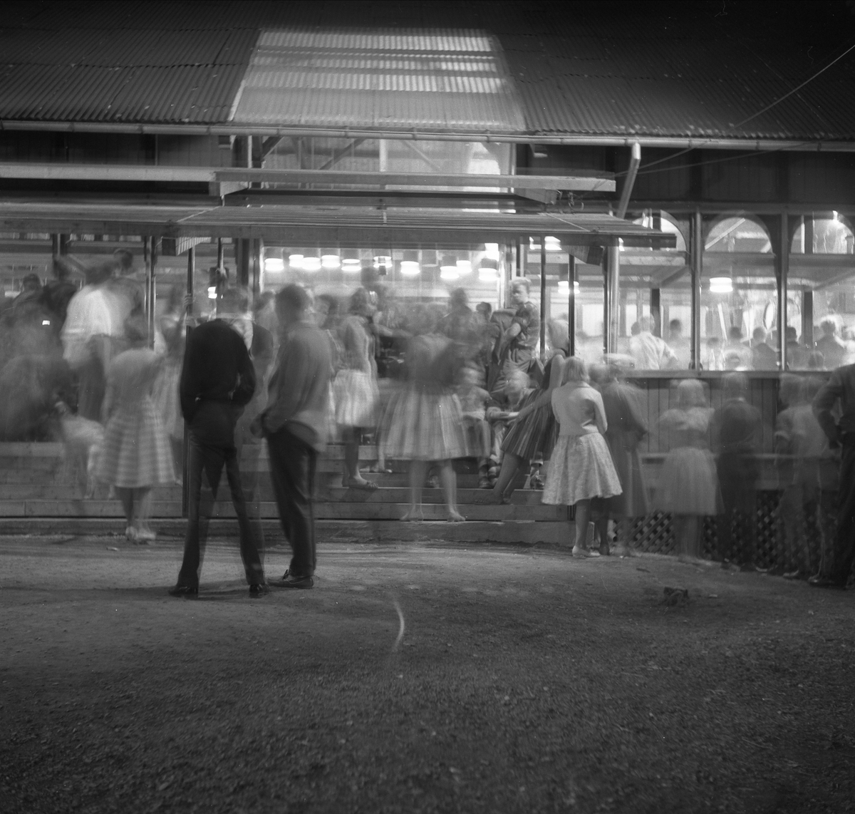 BÅSEN UNGDOMSRESTUARANT I HAMAR, INNGANGSPARTI, UNGDOM SAMLET UTENFOR RESTAURANTEN. SE BOKA PÅ ET HUNDNREDELS SEKUND, LØTEN OG OMEGN 1957-1964 I ORD OG BILDERAV HELGE REISTAD S. 194. 