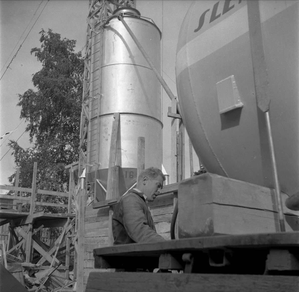 BYGGING AV HØYBLOKK I HEIDEMANNSGATE 31, HAMAR, SEMENTTÅRN, STØPER ODD JENSEN. 