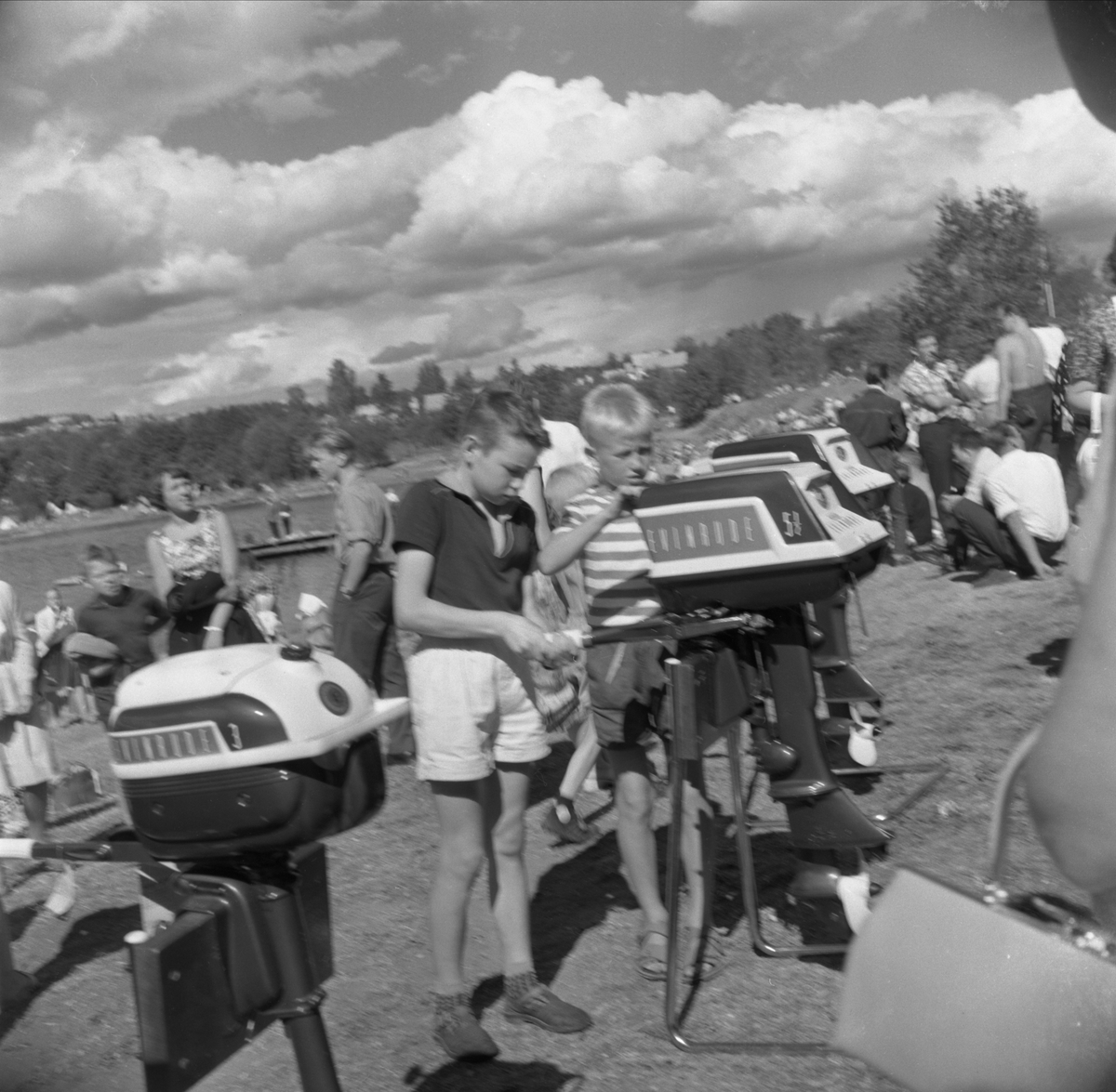 BÅT-RACE PÅ DOMKIRKEODDEN, HEDMARKSMUSEET, UTSTILLING AV EVINRUDE BÅTMOTORER VED LØTENBYGNINGEN, A/S SPORTEN