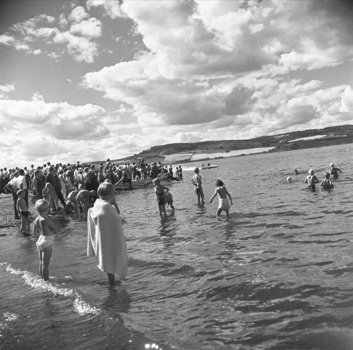 BÅT-RACE PÅ DOMKIRKEODDEN, HEDMARKSMUSEET, RACERBÅTER, BÅTLØP UTE PÅ MJØSA I ROSENLUNDVIKA. BADEGJESTER UTENFOR LØTENBYGNINGEN. SE BOKA PÅ ET HUNDREDELS SEKUND, LØTEN OG OMEGN 1957-1964 I ORD OG BILDERAV HELGE REISTAD S. 168. 