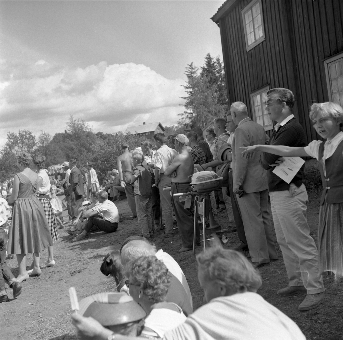 BÅTRACE PÅ DOMKIRKEODDEN, TILSKUERE VED LØTENBYGNINGEN. 