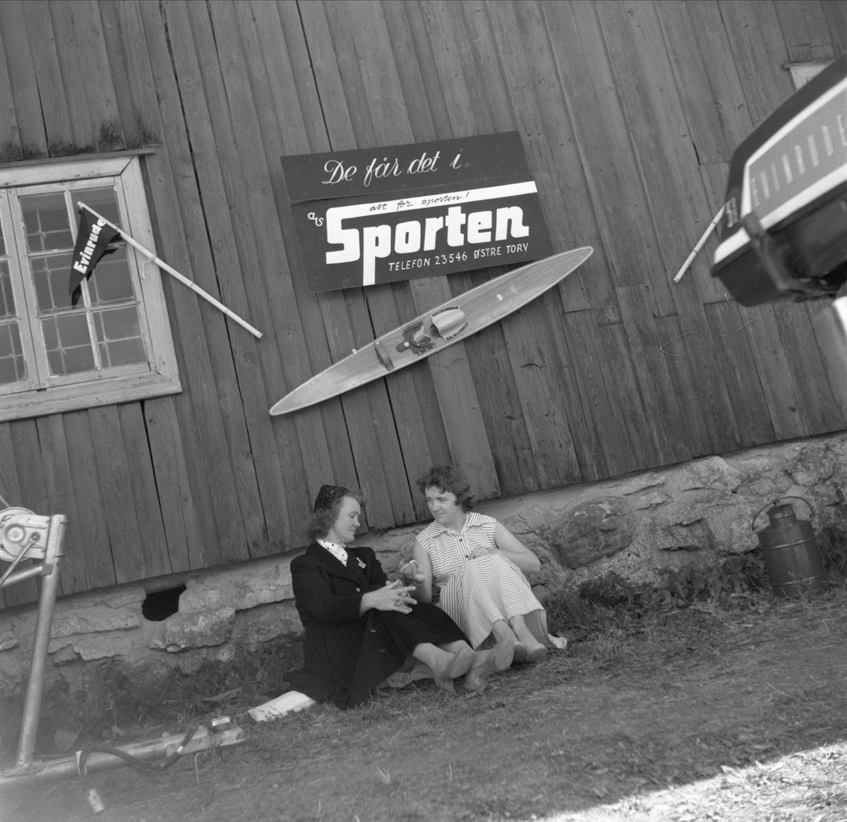 BÅTRACE PÅ DOMKIRKEODDEN, TILSKUERE VED LØTENBYGNINGEN. SKILT AS SPORTEN. 