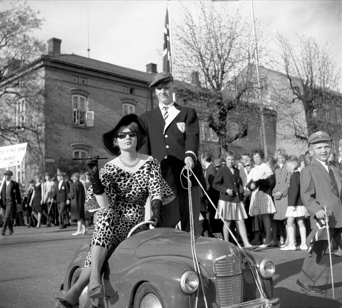 HAMAR KATEDRALSKOLE, RUSSEFEIRING, RUSSETOG, STORTORGET, HAMAR, TOVE KRISTIANSEN. 17. MAI FEIRING. SE BOKA PÅ ET HUNDREDELS SEKUND, LØTEN OG OMEGN 1957-1964 I ORD OG BILDERAV HELGE REISTAD S. 217. 