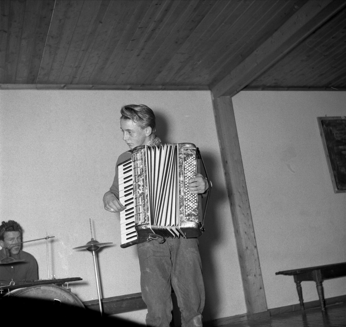 ÅGE PÅLSRUD, TREKKSPILL, ORKESTER, LØTEN, NOVEMBER 1958. 
Pålsrud's Trio het de, og besto av Jan Erik Andersen "Trompet", Erik Amundsen "Trommer" og Åge Pålsrud "Trekkspill. Alle var elever ved Lund Skole på Løten. 