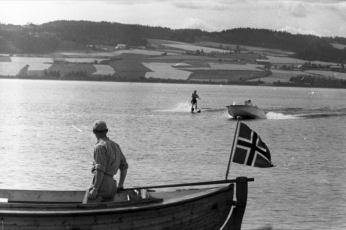 FRITIDSBÅTER UTE PÅ MJØSA. SE BOKA PÅ ET HUNDREDELS SEKUND, LØTEN OG OMEGN 1957-1964 I ORD OG BILDERAV HELGE REISTAD S. 176. 