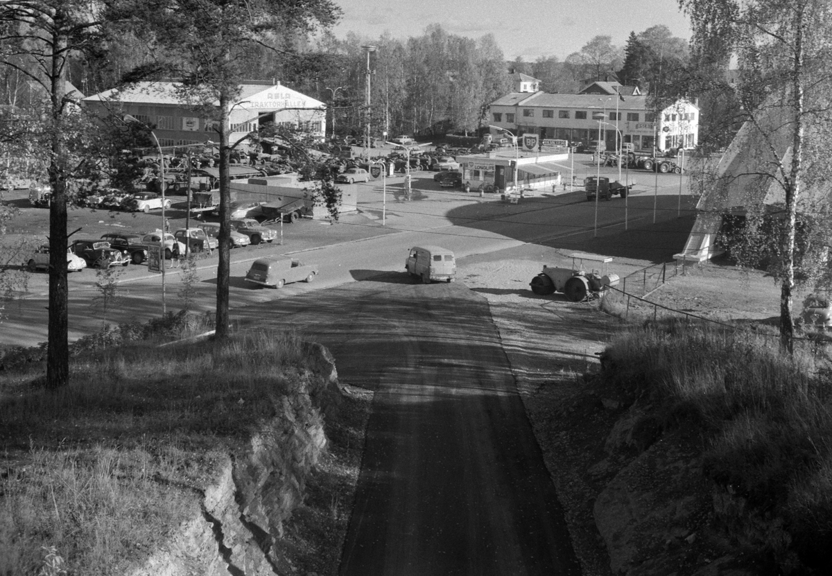 ASLA, TRAKTORHALLEN OG ASLAGÅRDEN, BP BENSINSTASJON. PARKERINGSPLASS. VANGSVEGEN, HAMAR, 1963. 