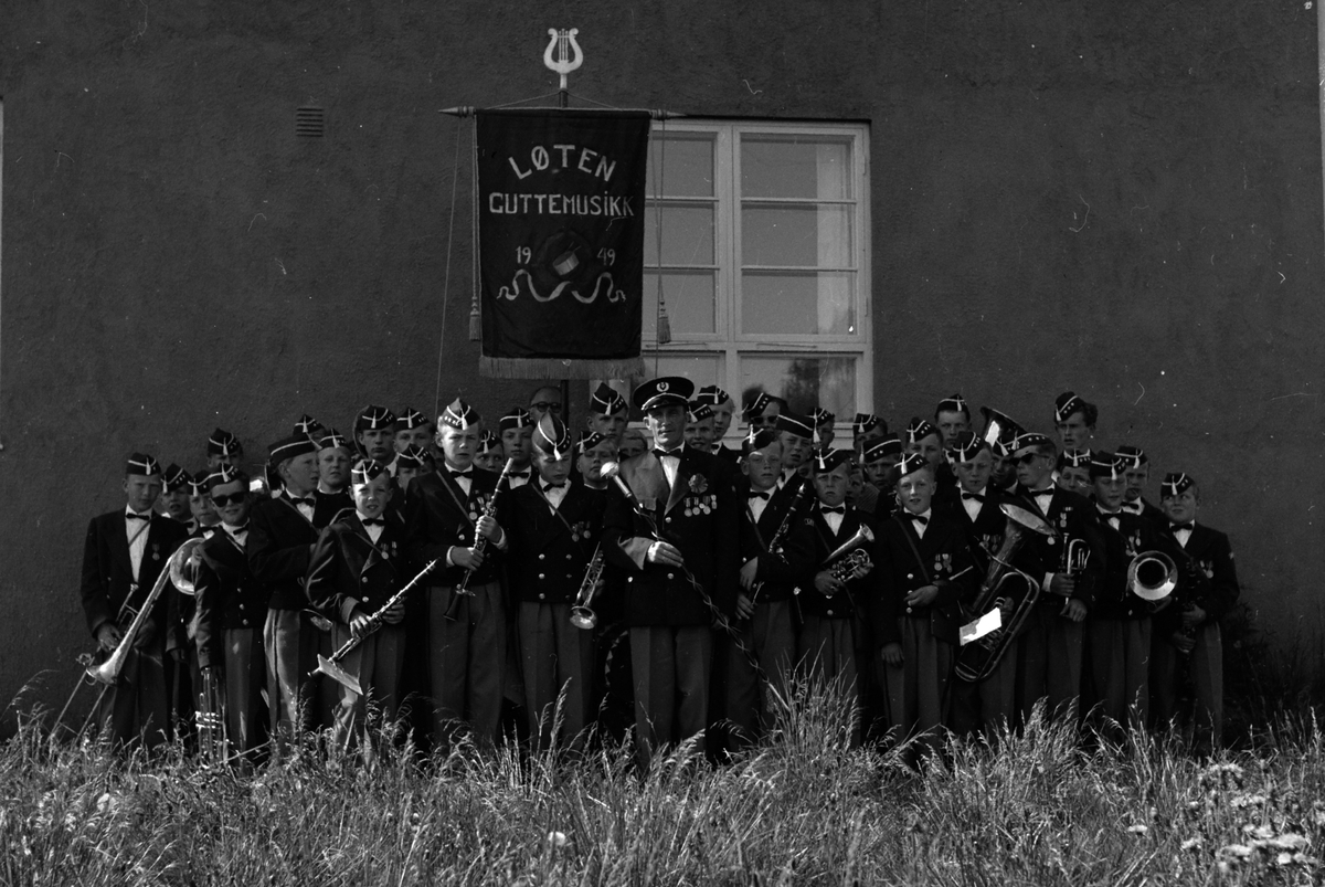 GUTTEMUSIKKSTEVNE I LØTEN 1957. FANE "LØTEN GUTTEMUSIKK" GRUPPE GUTTEMUSIKANTER MED DIRIGENT. 