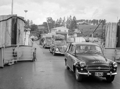 Mengshoel brygge, Nes i Ringsaker. Mjøsfergen tar ombord biler og passasjerer. Første bil er en Skoda med nummer D-1143.