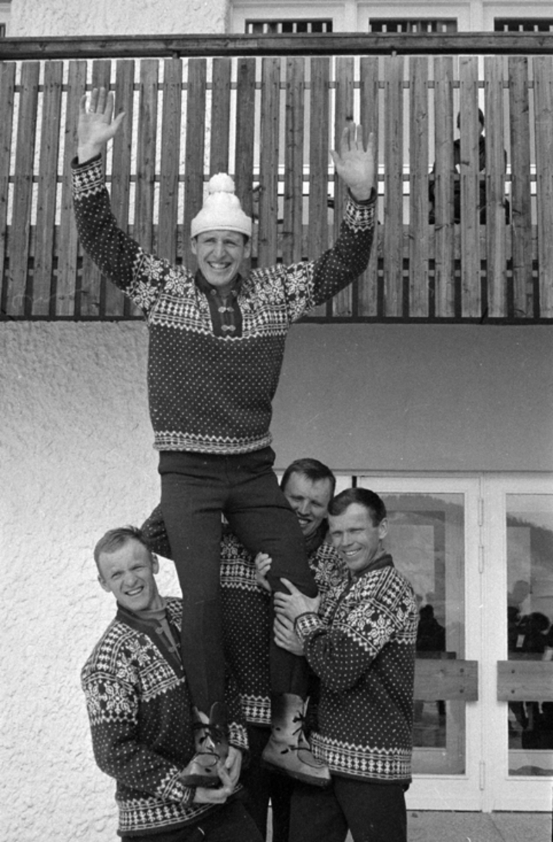DE OLYMPISKE VINTERLEKER I GRENOBLE I 1968. F. V. PÅL TYLDUM, ODD MARTINSEN, REIDAR HJERMSTAD LØFTER OLE ELLEFSÆTER I VÆRET ETTER OL-GULLET PÅ 50 KILOMETEREN?