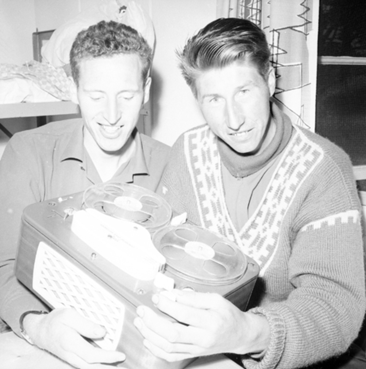 Ski, langrenn, fra venstre, Ole Ellefsæter, Harald Grønningen, langrennsløpere med premie(?), båndopptaker.