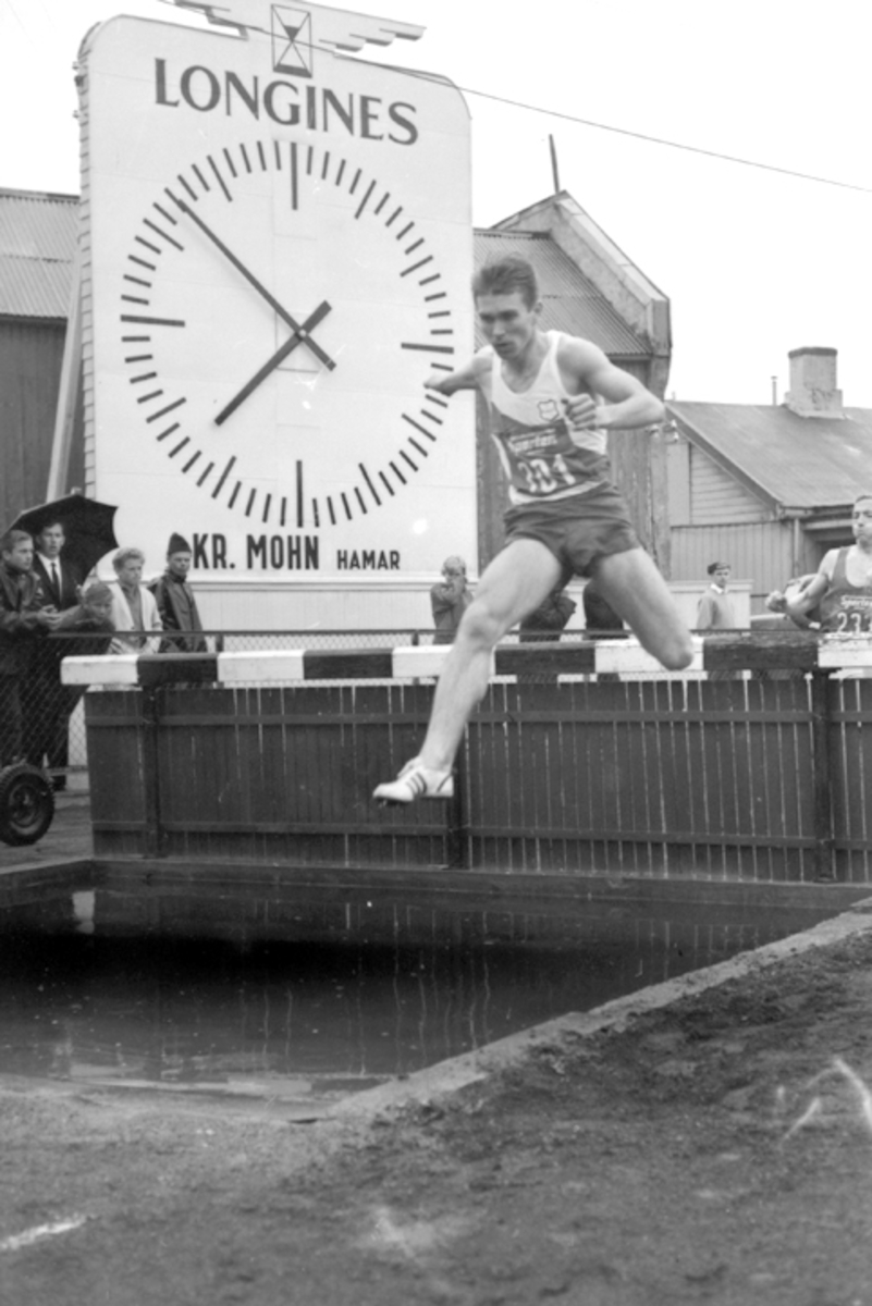 Hamar stadion, friidrett, 3000m hinder, passering av vanngrav, Johnny Høgseth. Longines stadionklokke.