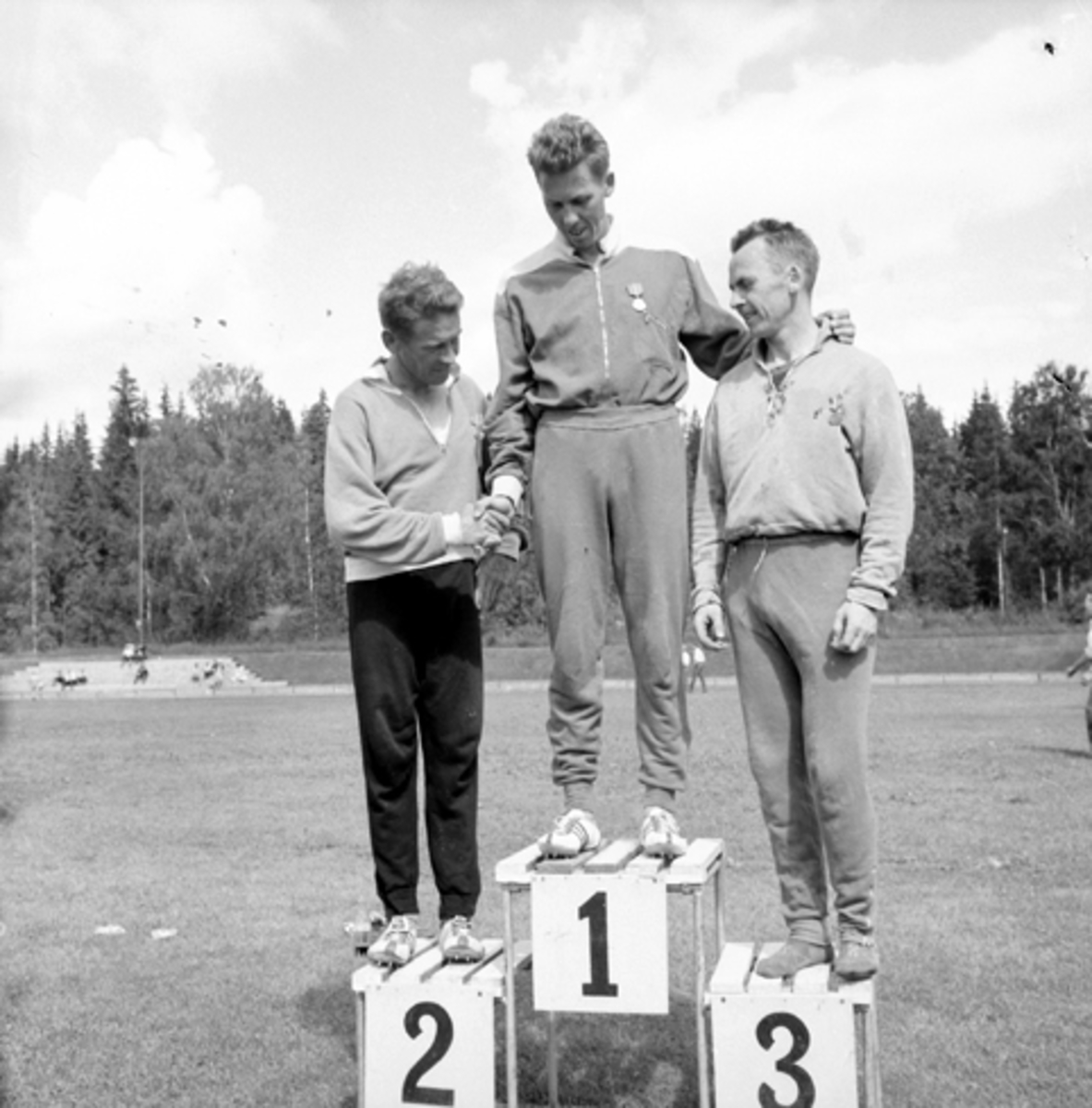 Langrennsløper Einar Østby. Han gikk på ski for Jaren IL, senere for Kongsvinger IL. Han var fra Høibygrenda utenfor Kongsvinger. Øverst på pallen. 