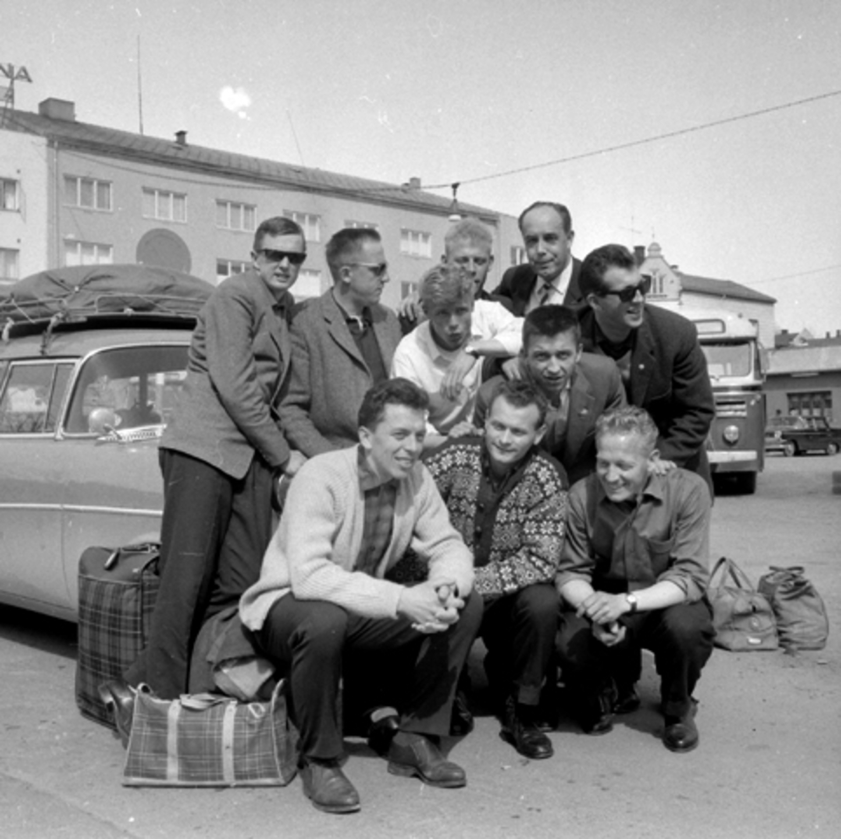 HIL fotball. Gruppe 10 personer. Knut Martinsen, Svein Holm, Kjell Haakonsen, Øystein Eriksen, Arthur Maanum, Jan Erik Johansen, Arve Norseng, Thor Stenberg, Istvan Palfi, Svenn Rakstad-Larsen. Bildet tatt på rutebilstasjonen i Hamar.