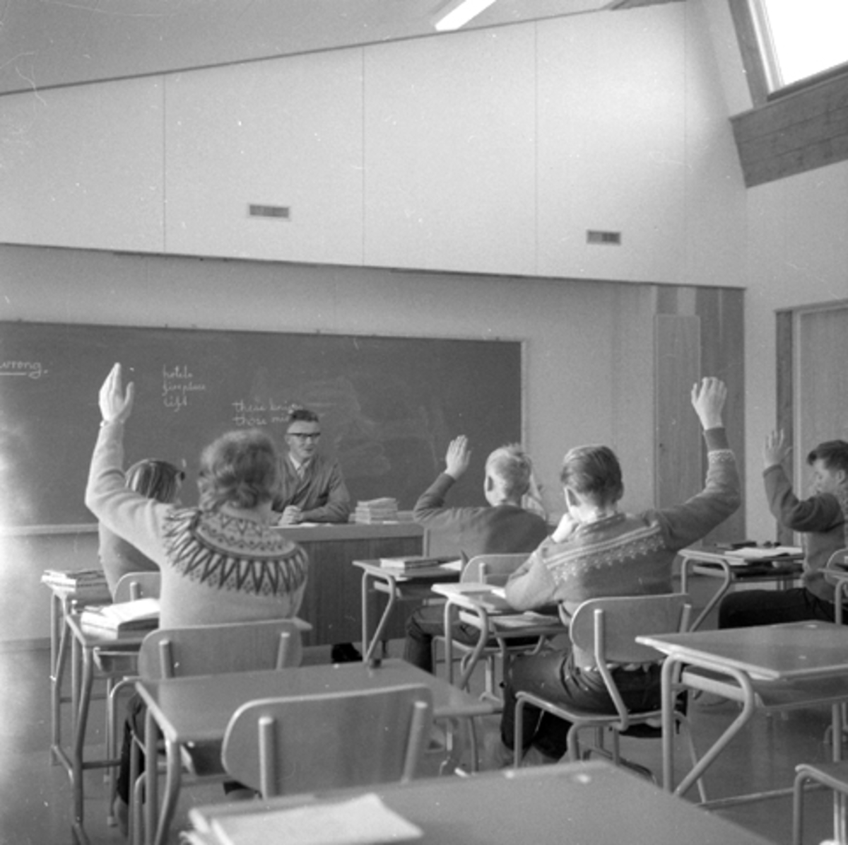 Stafsberg skole, Furnes, interiør, klasserom, elever, lærer.