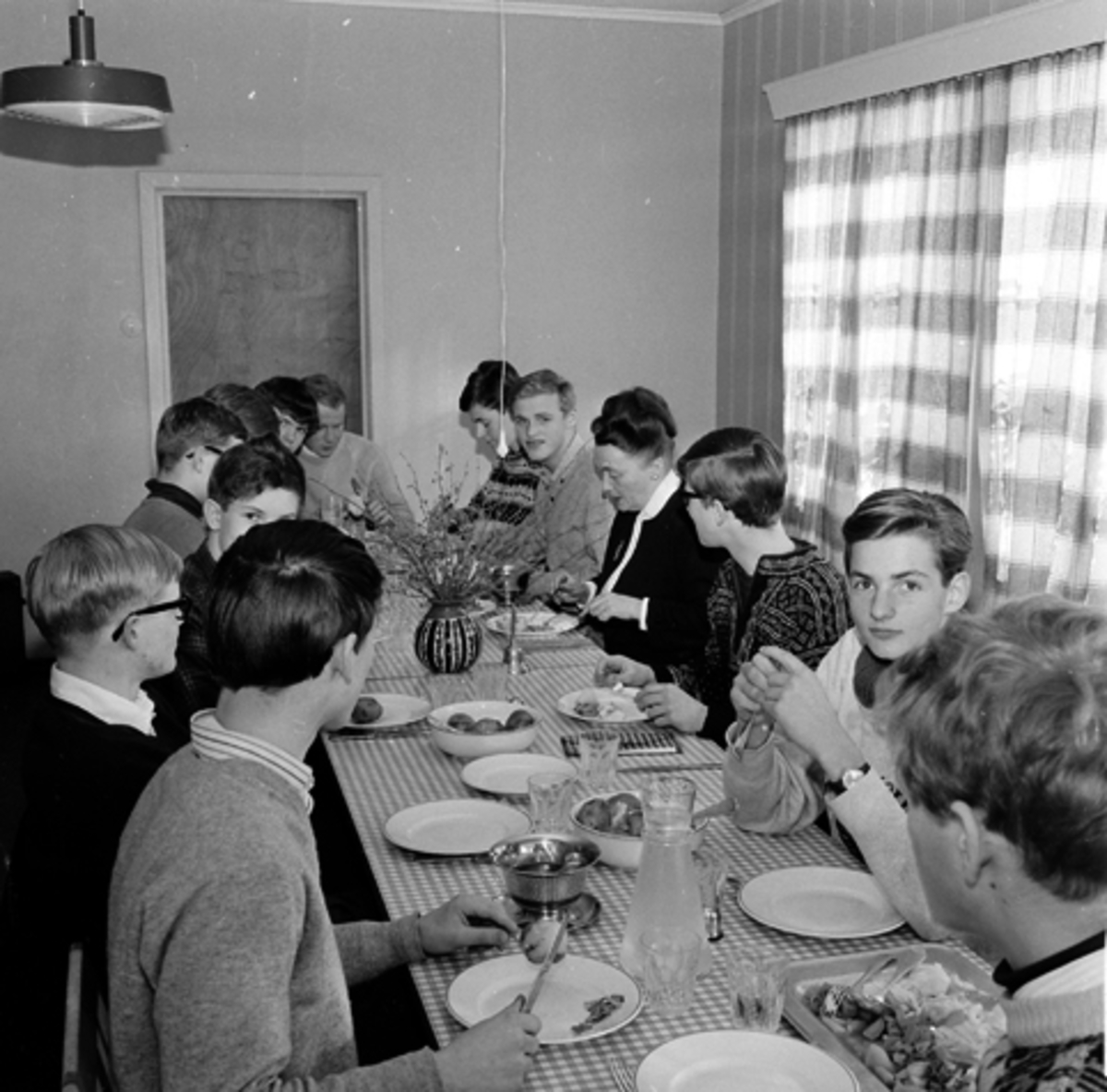 Eckboskolen, Stange 1966. Grimerud. Elever i spisesalen.