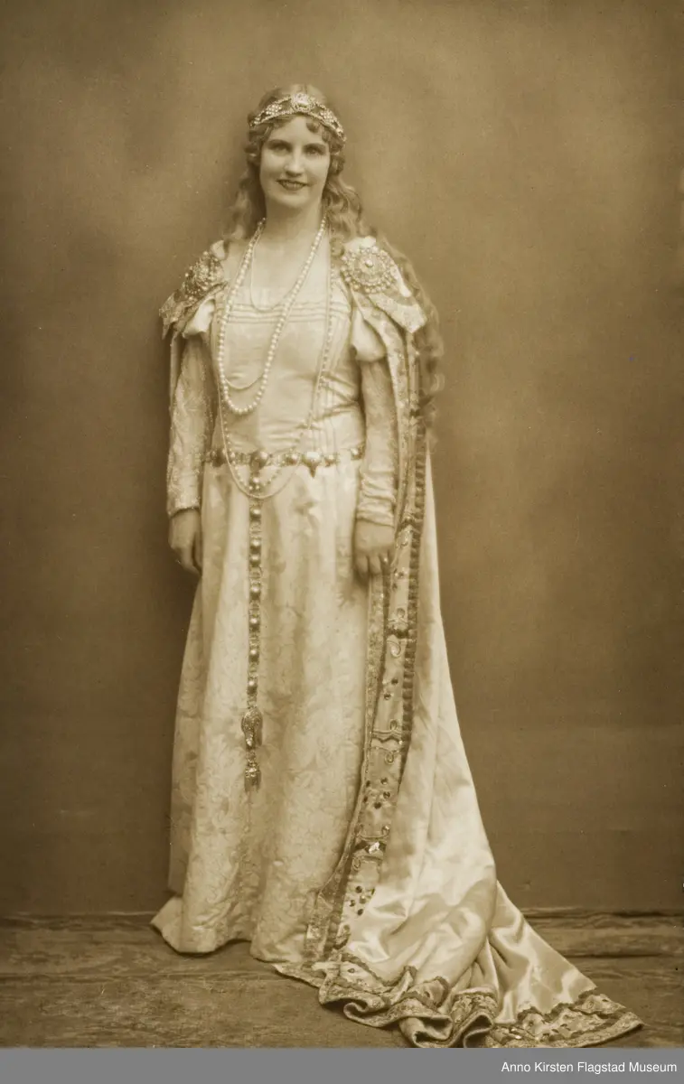 Rollebilde. Kirsten Flagstad som Elsa i Lohengrin, opera av Richard Wagner. Nationaltheatret, Oslo. Rolledebut 14. juni 1929. Role photo. Kirsten Flagstad as Elsa in Lohengrin, opera by Richard Wagner. The National Theatre, Oslo. Role debut 14 June 1929. 