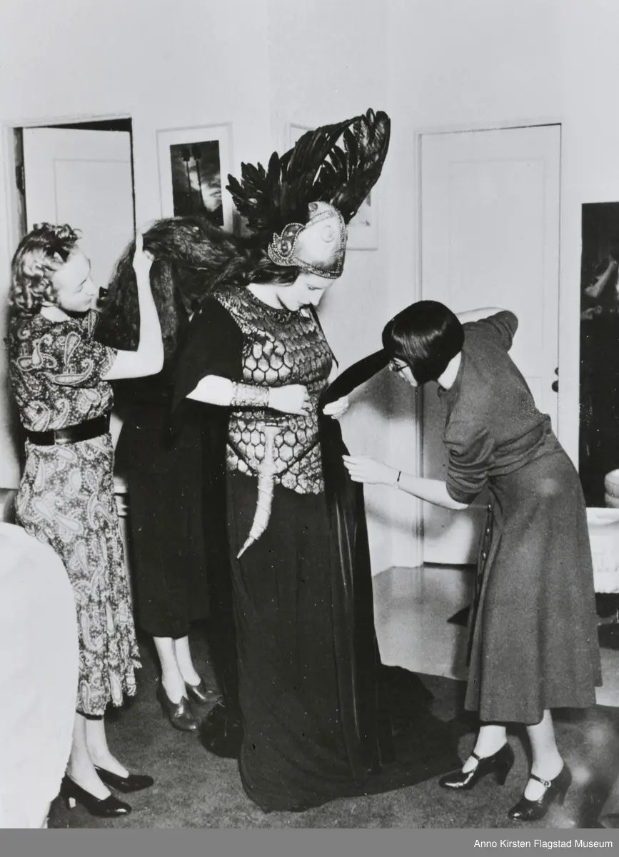 Rollebilde. Kirsten Flagstad som Brünnhilde i Valkyrien i filmen Big Broadcast of 1938, produsert av Paramount Pictures, Hollywood 1937. Role photo. Kirsten Flagstad as Brünnhilde in Die Walküre in the movie Big Broadcast of 1938, produced by Paramount Pictures, Hollywood 1937. 