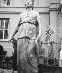 Joseph Grimelands statue av Kirsten Flagstad, avduket foran 