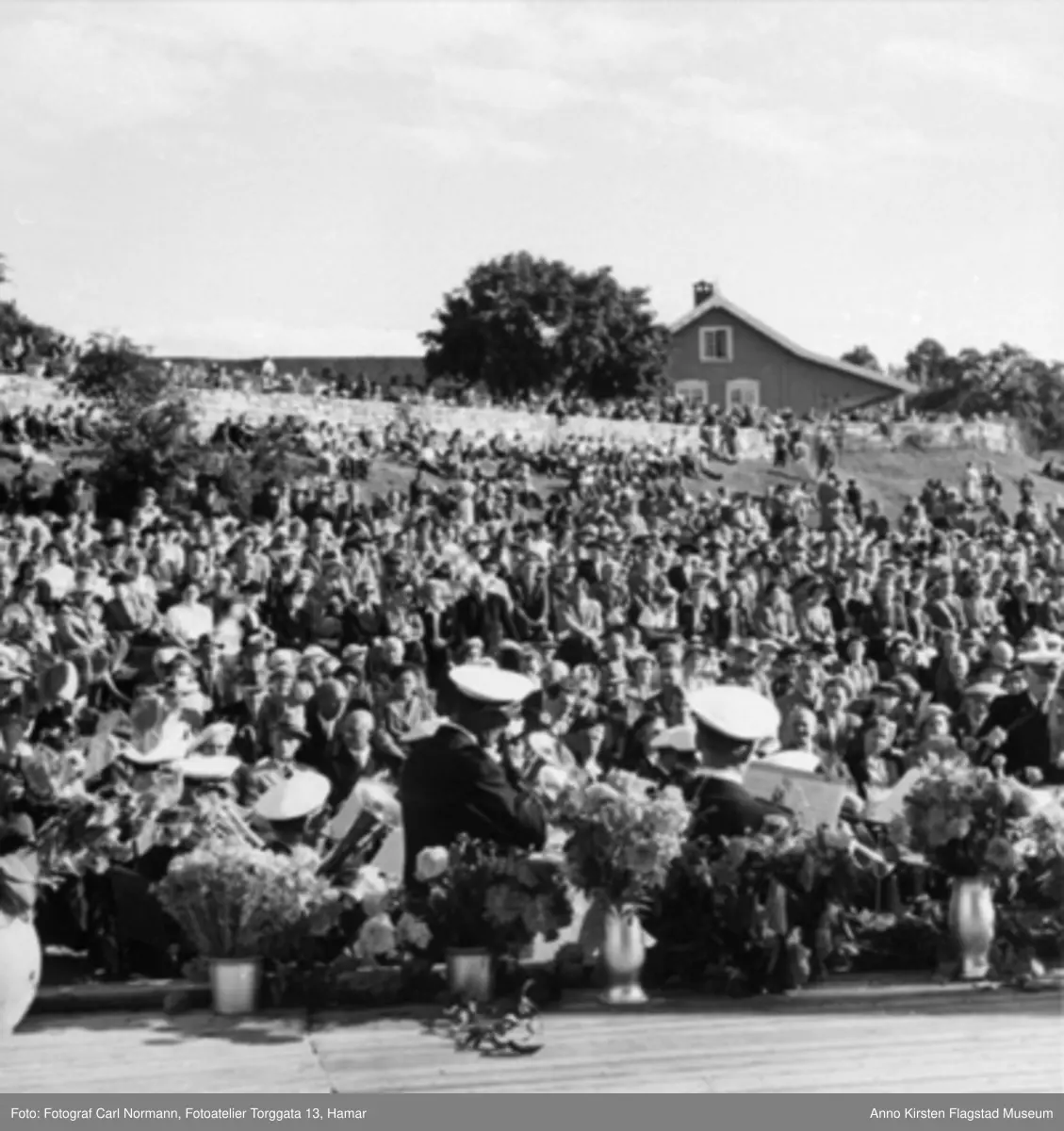 Kirsten Flagstad synger ved en friluftskonsert på Domkirkeodden, Hamar 30. august 1953. Ved klaveret Amund Raknerud. Kirsten Flagstad at an open air recital at Domkirkeodden, Hamar 30. August 1953. Amund Raknerud at the piano. 