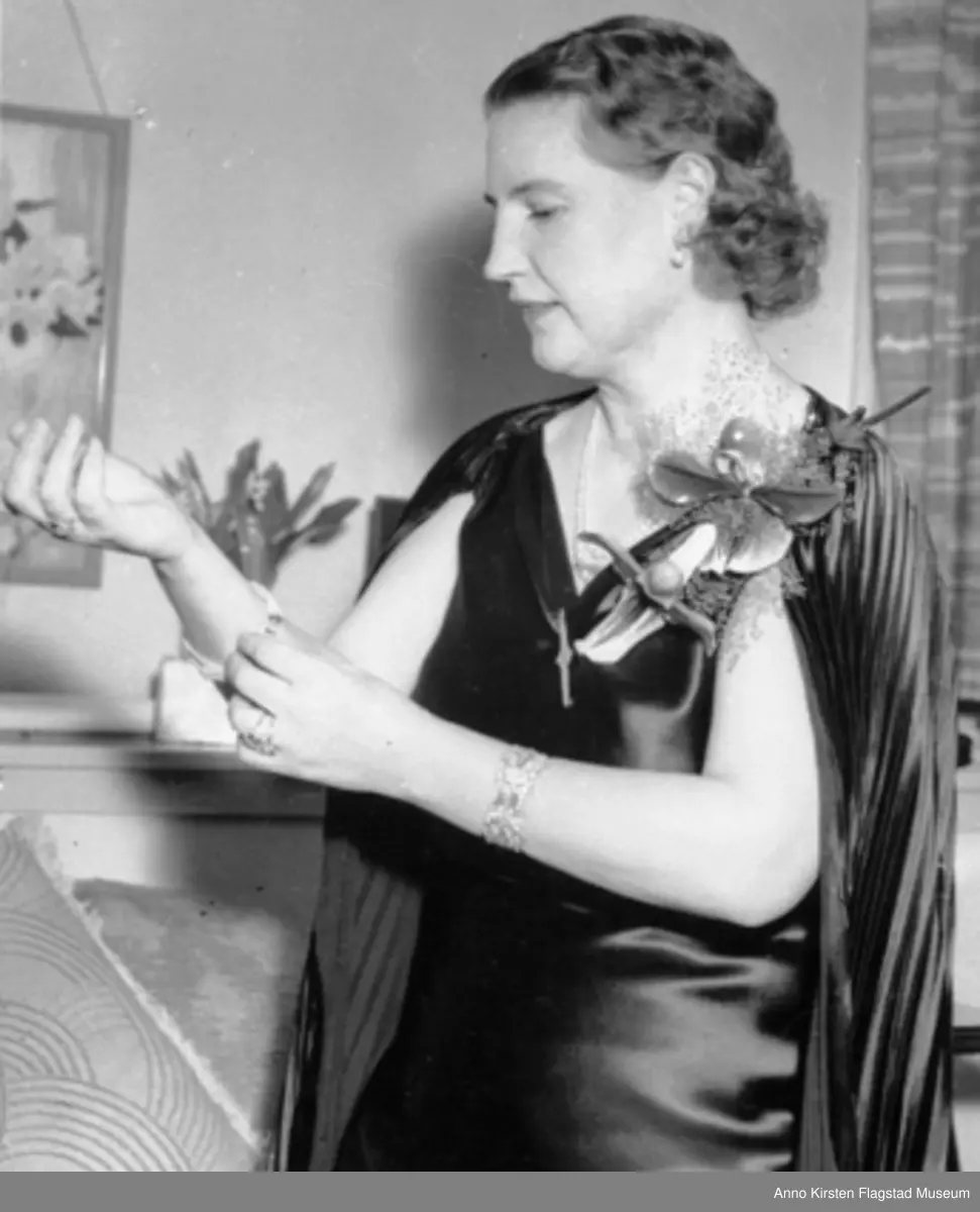 Kirsten Flagstad i sin hotell suite i Sydney, Australia, juni 1938. Portrett. Kirsten Flagstad in her hotel suite in Sydney, Australia, June 1938. Portrait. 