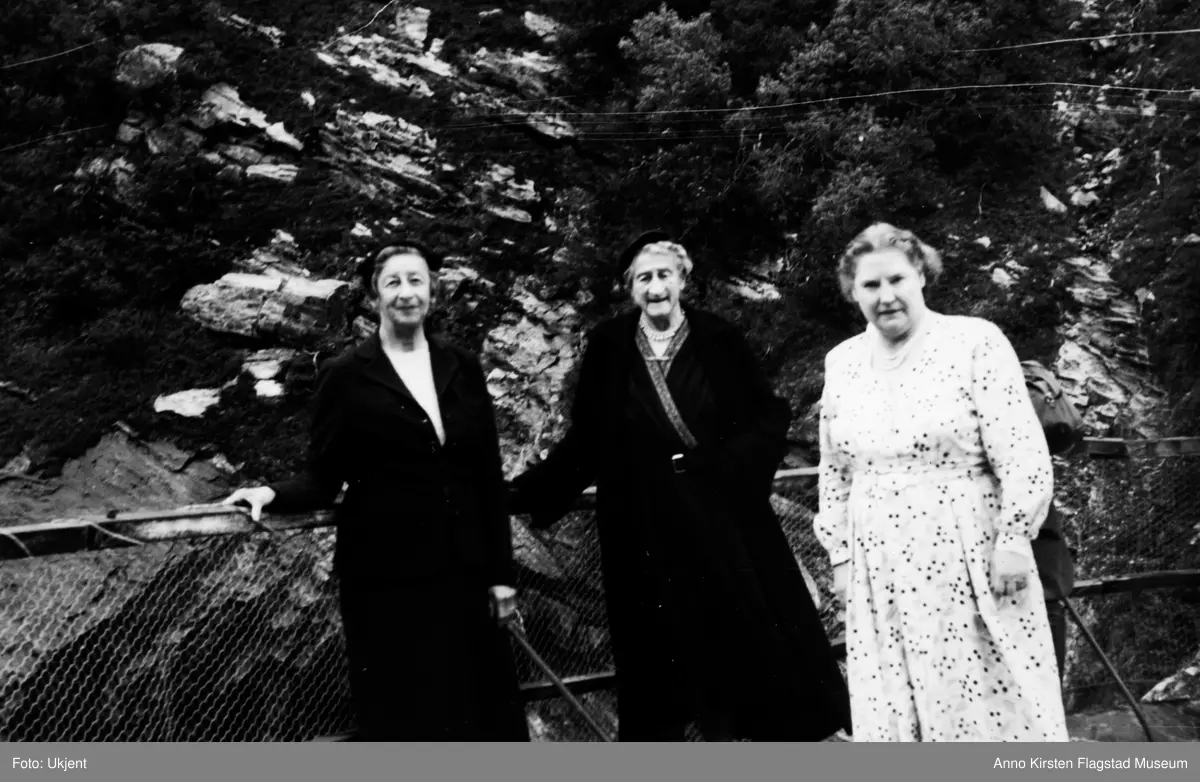 Kirsten Flagstad på sommertur på vestlandet sammen med Caroline Esberg 1957. Fra venstre husholdersken Beret Stabben, Carloine Esberg, Kirsten Flagstad. Kirsten Flagstad on holiday on the western part of Norway with her friend Caroline Esberg 1957. From left the housekeeper Beret Stabben, Carloine Esberg, Kirsten Flagstad. 