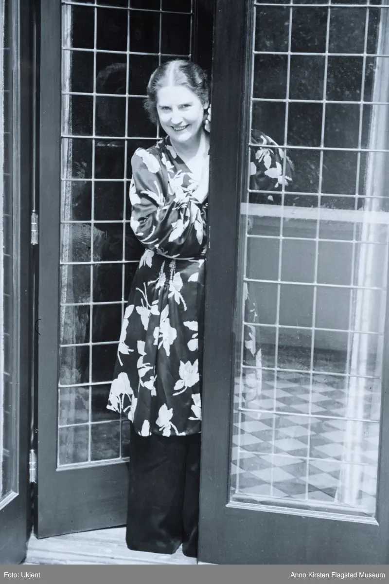 Kirsten Flagstad i sitt hjem i Tidemandsgt. 6, Oslo 1936. Kirsten Flagstad in her home in Tidemandsgt. 6, Oslo 1936. 