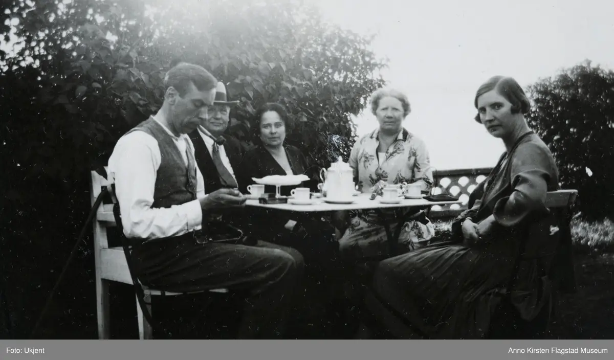 På "Villa Furua" på Vinderen, Oslo. Fra venstre: Kirsten Flagstads ektemann Sigurd Hall, hennes far Michal Flagstad, ukjent, hennes mor Marie Flagstad og Kirsten Flagstad. At Villa Furua at Vinderen, Oslo. From left : Kirsten Flagstad's husband Sigurd Hall, her father Michal Flagstad, unknown, her mother Marie Flagstad and Kirsten Flagstad. 