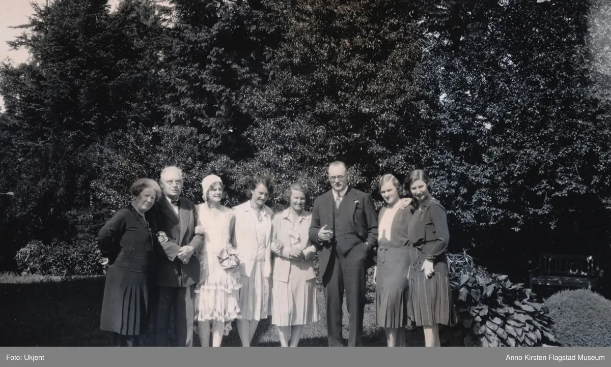 Fra venstre: Kirsten Flagstads mor Marie Flagstad, hennes far Michael Flagstad, ukjent, ukjent, ukjent, hennes ektemann Henry Johansen, hans datter Kate Johansen, Kirsten Flagstad. From left: Kirsten Flagstad's mother Marie Flagstad, her father Michael Flagstad, unknown, unknown, unknown, her husband Henry Johansen, his daughter Kate Johansen, Kirsten Flagstad. 