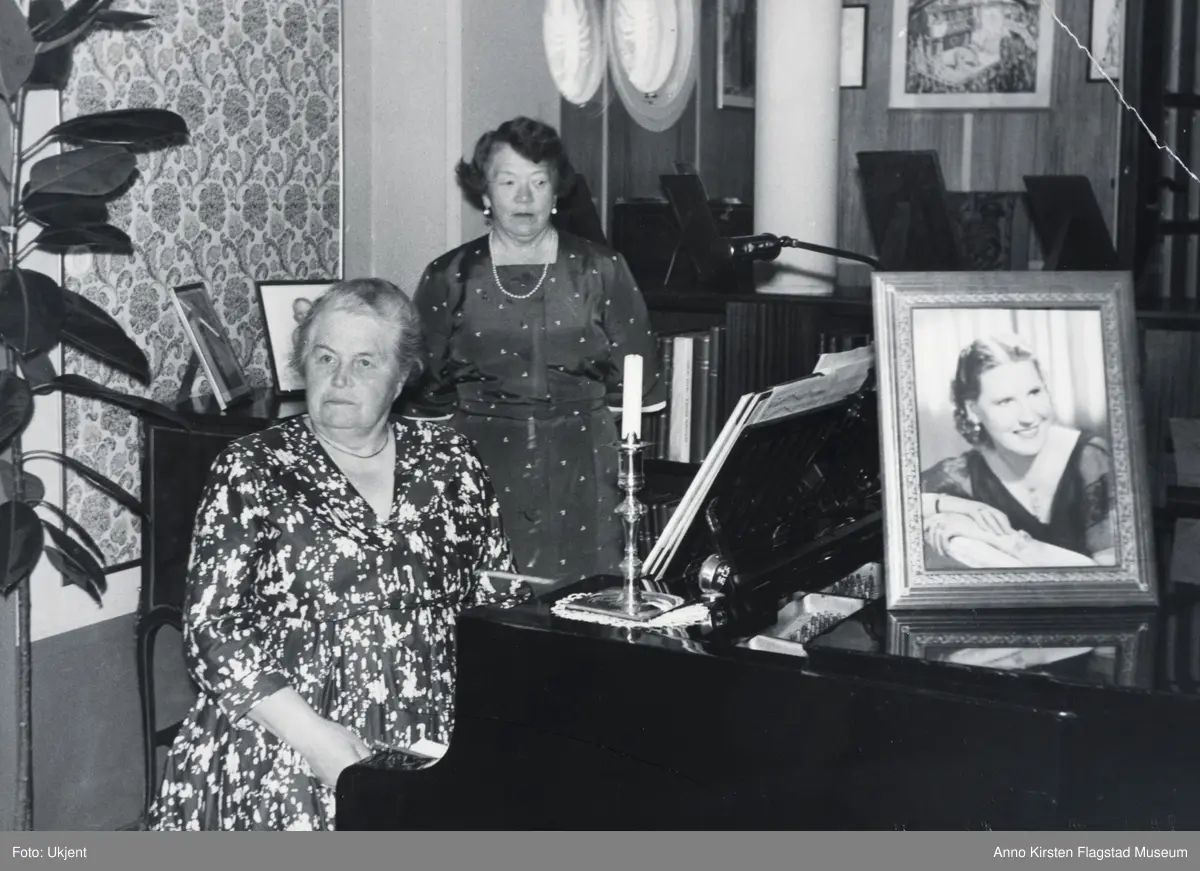 Musikkværelset i Kirsten Flagstads hjem Amalienborg i Kristiansand. Fra venstre Kirsten Flagstads kusine Astrid (Johnsrud) Opsahl og Margit (Stadshaug) Julsrud. Ca. 1960. The music room in Kirsten Flagstad's home Amalienborg in Kristiansand. From left Kirsten Flagstads cousin Astrid (Johnsrud) Opsahl and Margit (Stadshaug) Julsrud. Ca. 1960. 