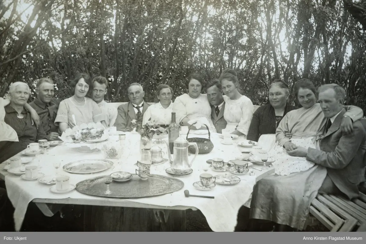 Hageselskap på Johnsrud gård på Eidsvoll. Kirsten Flagstads mor Marie Flagstads barndomshjem. Garden party at Johnsrud farm at Eidsvoll. Kirsten Flagstad's mother Marie Flagstad's birthplace. 