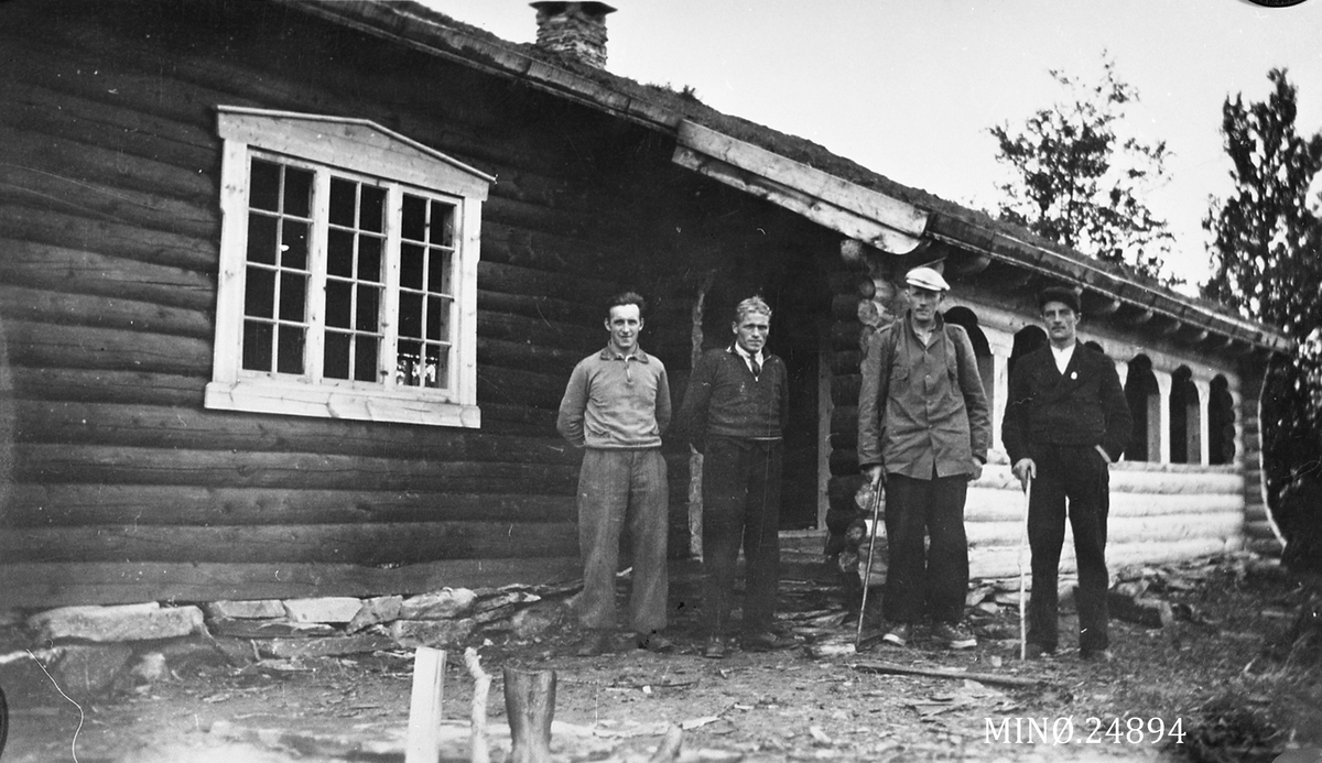 Menn foran hytte, gamle Gåstjønnåshytta 20.9.1936