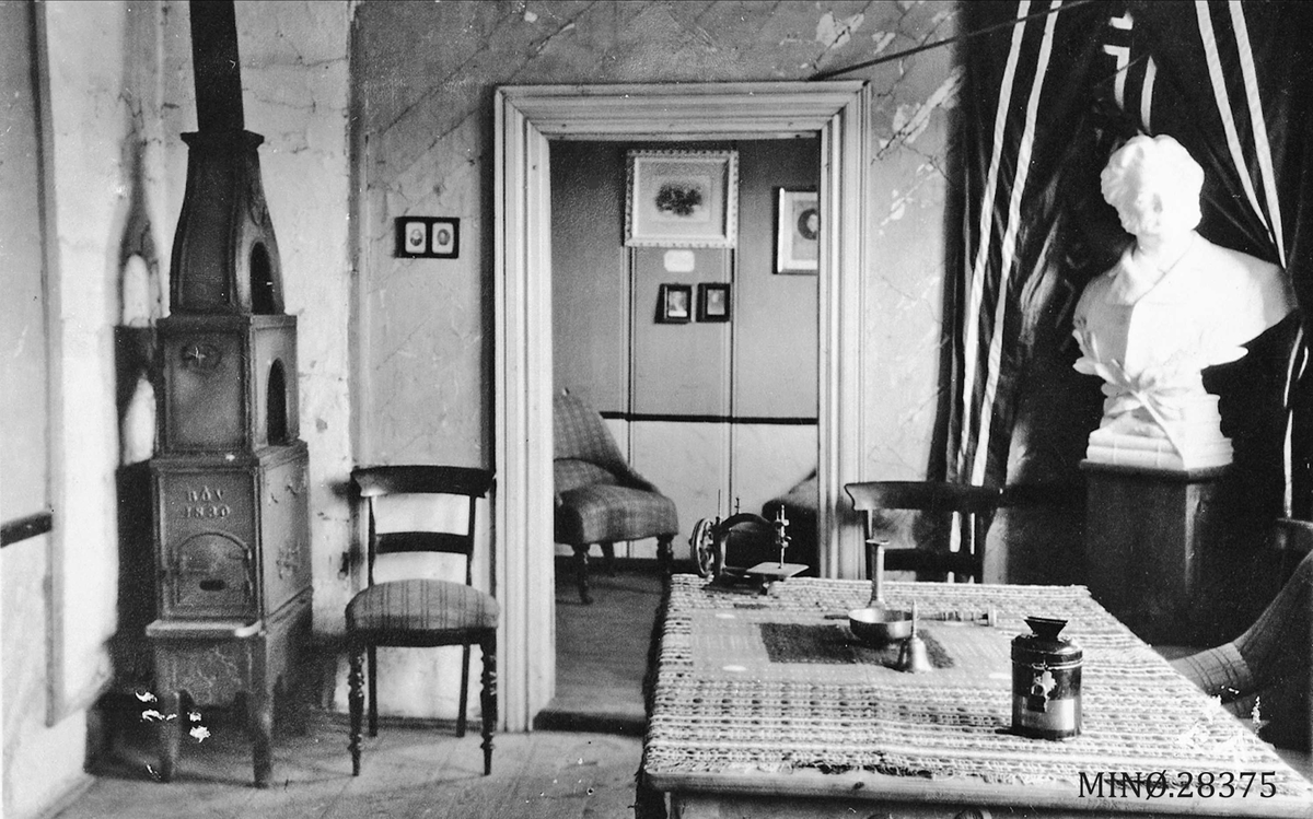 Bjørgan Kvikne Bjørnsons fødested Interiør. Bysten er laget av Bergslien og Bjørnson gav den i 1898 til Bjørgan. 